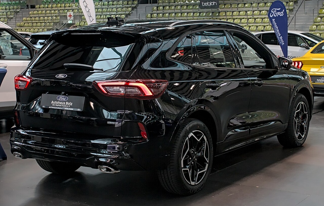 En modern blå Ford Kuga parkerad utomhus.